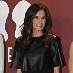 La Reina Letizia apuesta por un look total black impecable para esta primavera