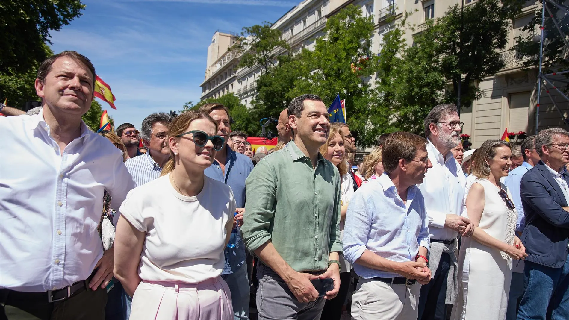 Juanma Moreno junto a otros líderes del PP