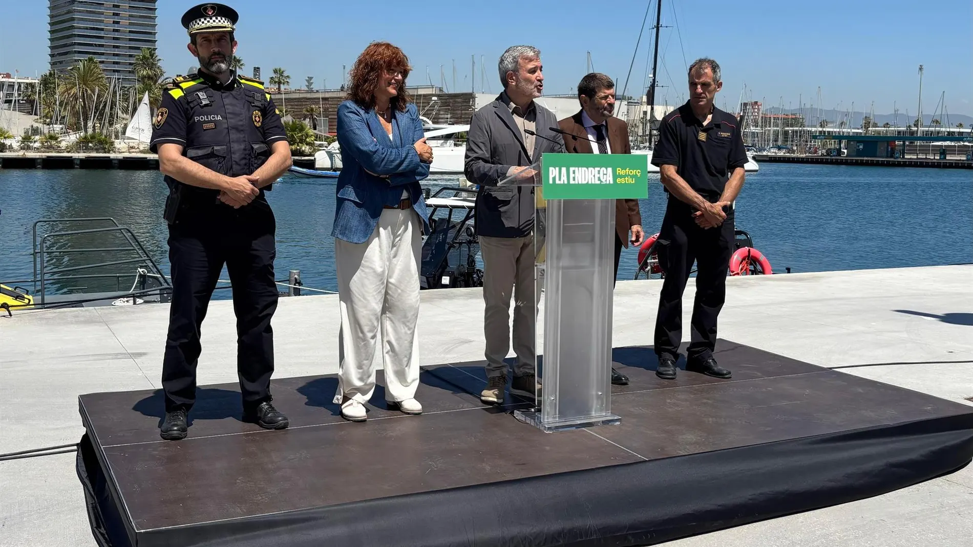 El alcalde de Barcelona, Jaume Collboni, junto a los tenientes de alcalde Laia Bonet y Albert Batlle, el jefe de los Bombers de Barcelona, Sebastià Massagué, y el intendente mayor de la Guàrdia Urbana, Jordi Guerrero