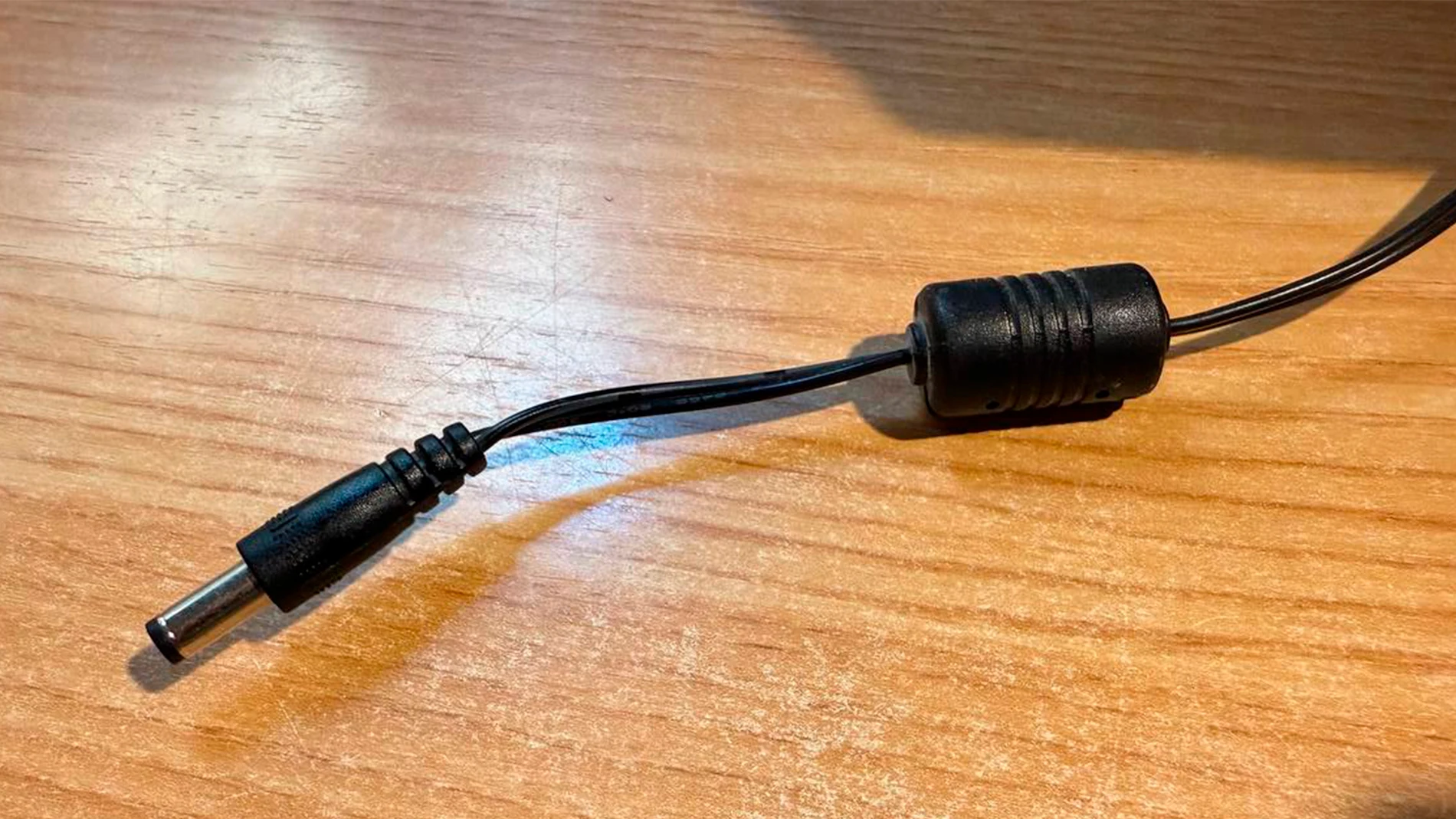 Un filtro de férrita en un cargador de monitor