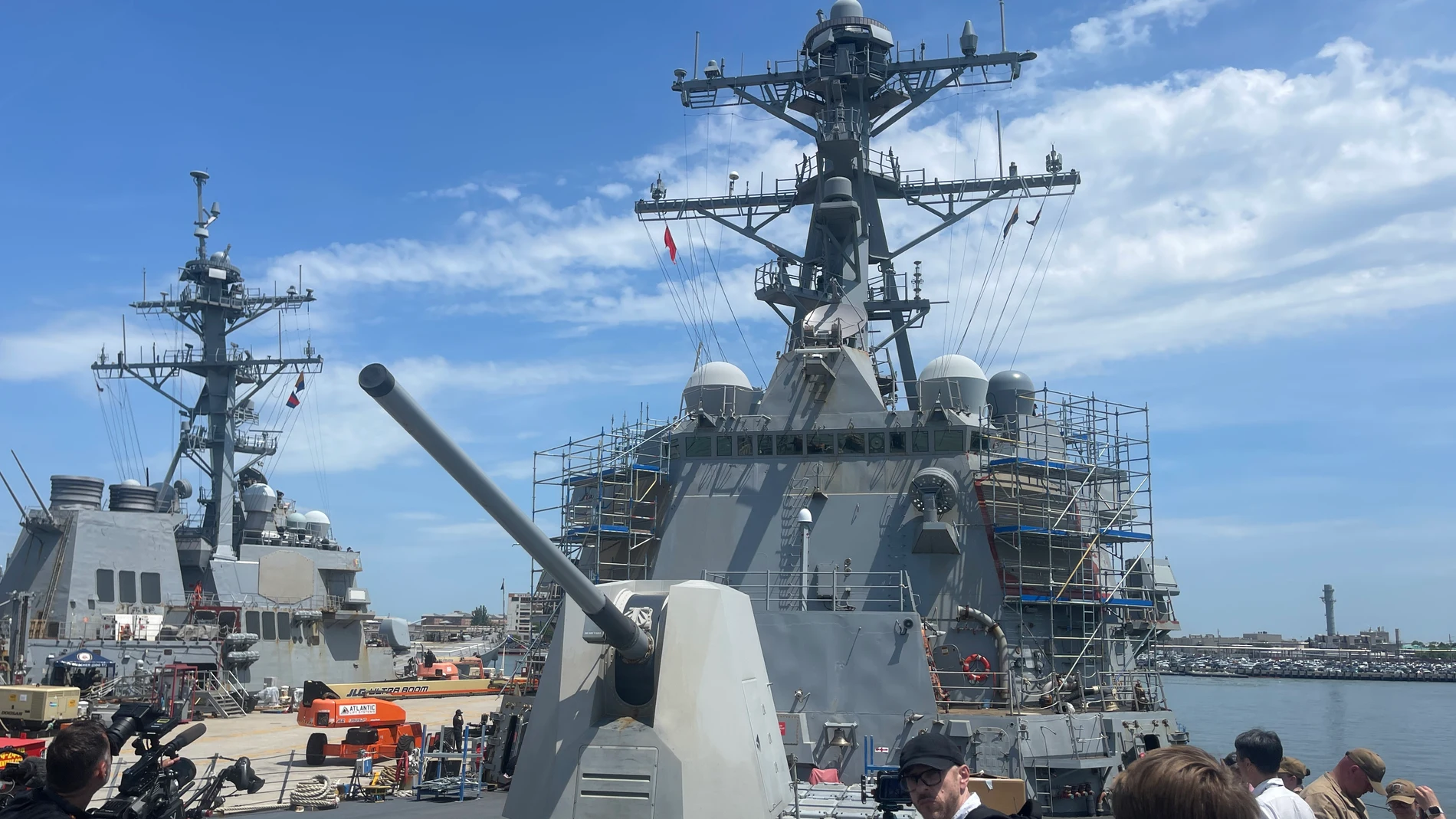 AME1754. NORFOLK (ESTADOS UNIDOS), 29/05/2025.- Fotografía del 30 de abril de 2025 de un buque en la Base Naval de Norfolk (Estados Unidos). La actividad en el muelle no cesa para poner a punto al portaaviones USS George H. W. Bush. Como si del centro de una ciudad abarrotada se tratara, un desfile de soldados con mono azul se cruza, amenizado por el ruido de las hélices de los helicópteros que aterrizan a escasos metros, con las máquinas para recargar palés de latas de refrescos y demás prov...