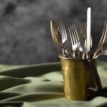 El truco que usan los restaurantes con papel de aluminio para recuperar el brillo de los cubiertos