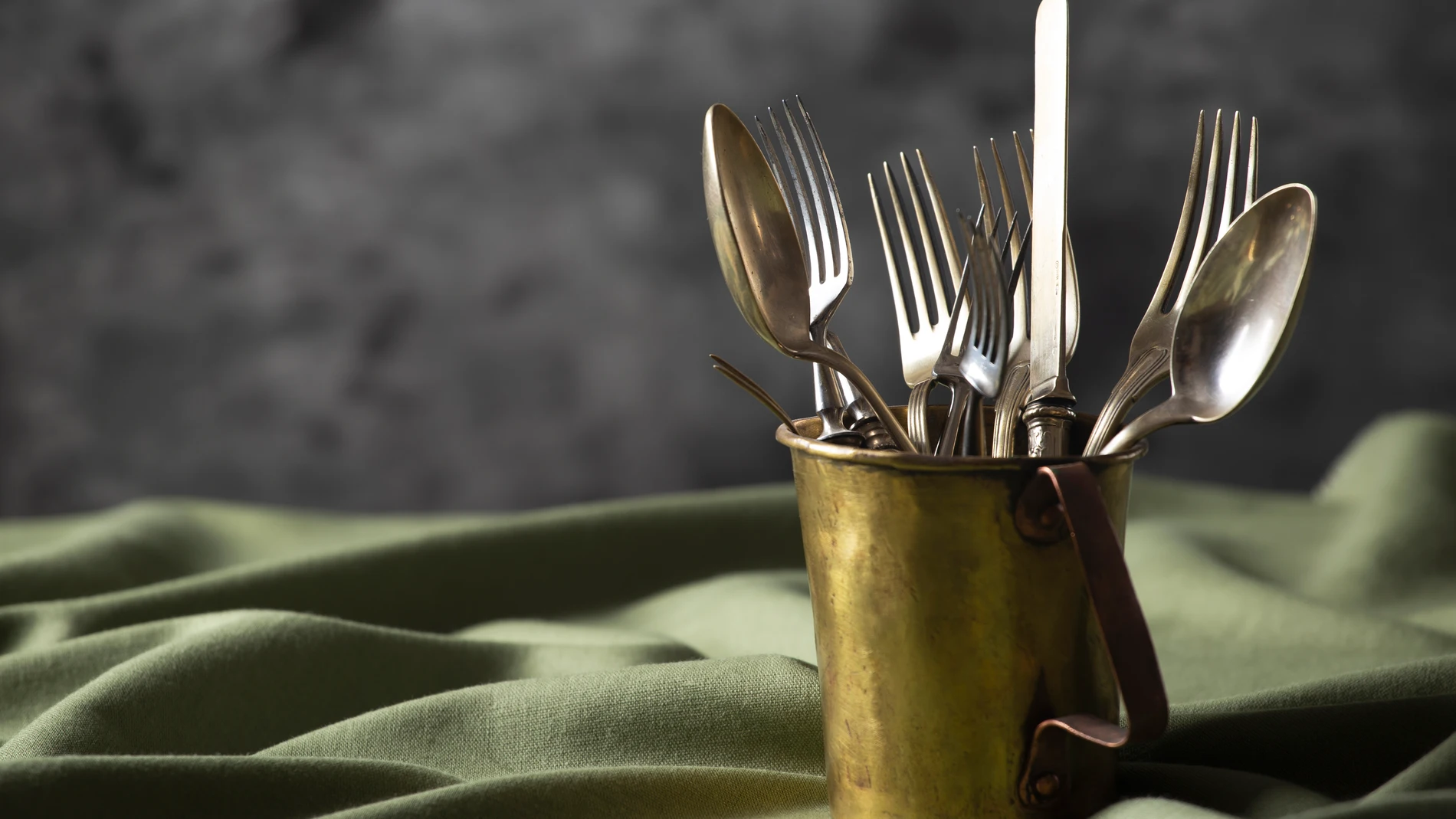 El truco que usan los restaurantes con papel de aluminio para recuperar el brillo de los cubiertos
