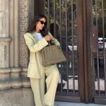 Influencer con conjunto monocolor.