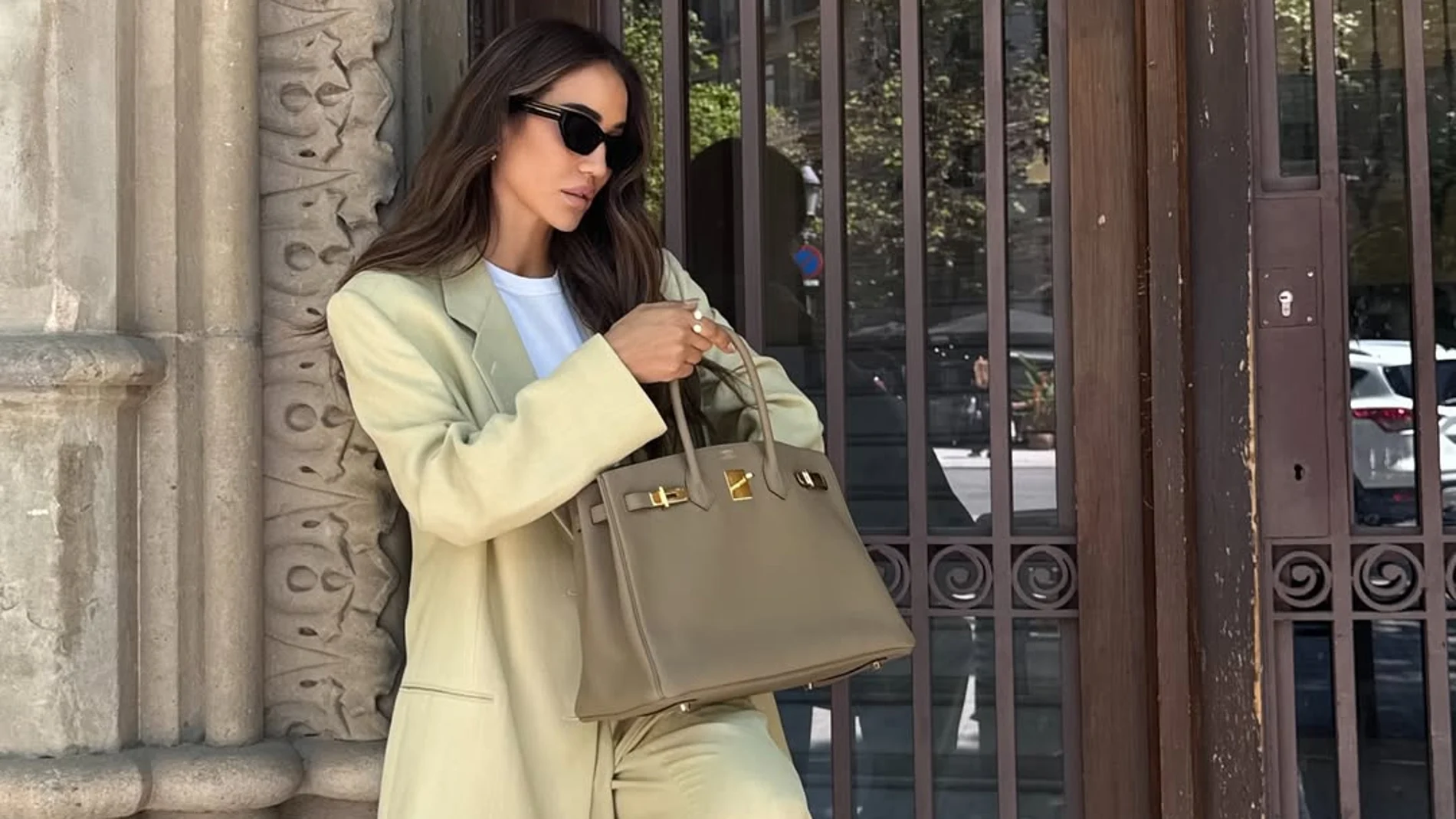 Influencer con conjunto monocolor.