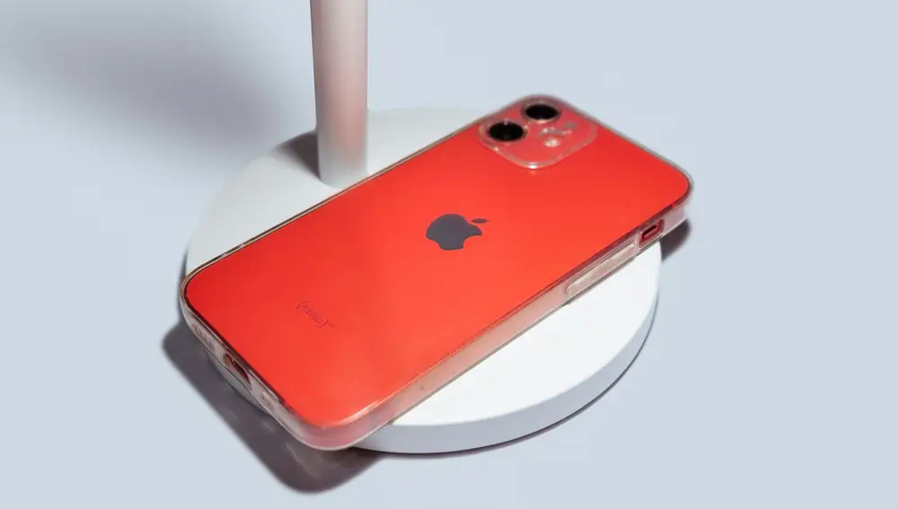 Un iPhone con una funda transparente que todavía no ha sufrido el paso del tiempo