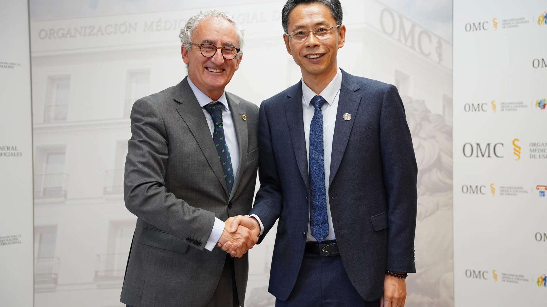 El presidente de la OMC, Tomás Cobo, y el secretario general de la Asociación Médica China, Chunqi Liang. REMITIDA / HANDOUT por OMC Fotografía remitida a medios de comunicación exclusivamente para ilustrar la noticia a la que hace referencia la imagen, y citando la procedencia de la imagen en la firma 30/05/2025