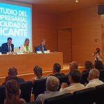 El alcalde de Alicante, Luis Barcala, en la presentación el Primer Estudio del Sector Empresarial de la Ciudad de Alicante