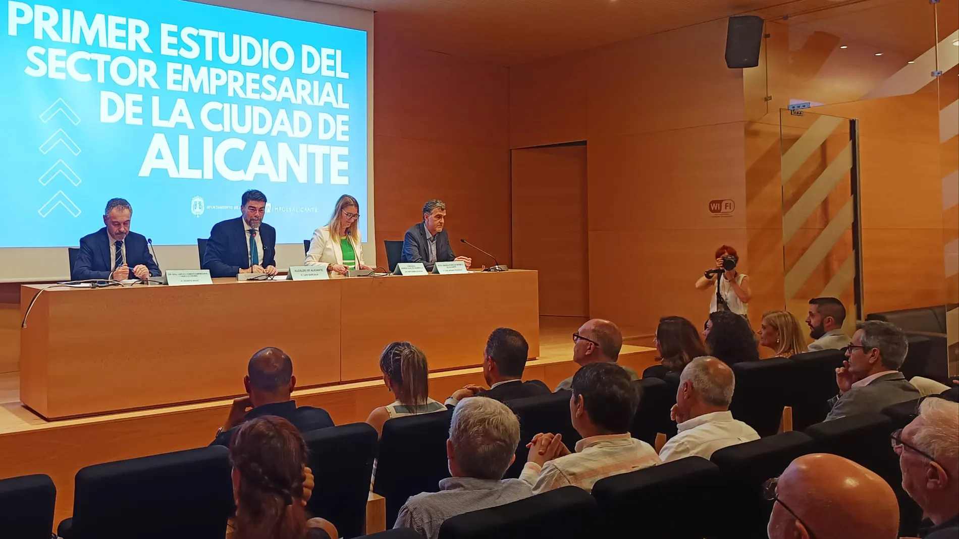 El alcalde de Alicante, Luis Barcala, en la presentación el Primer Estudio del Sector Empresarial de la Ciudad de Alicante
