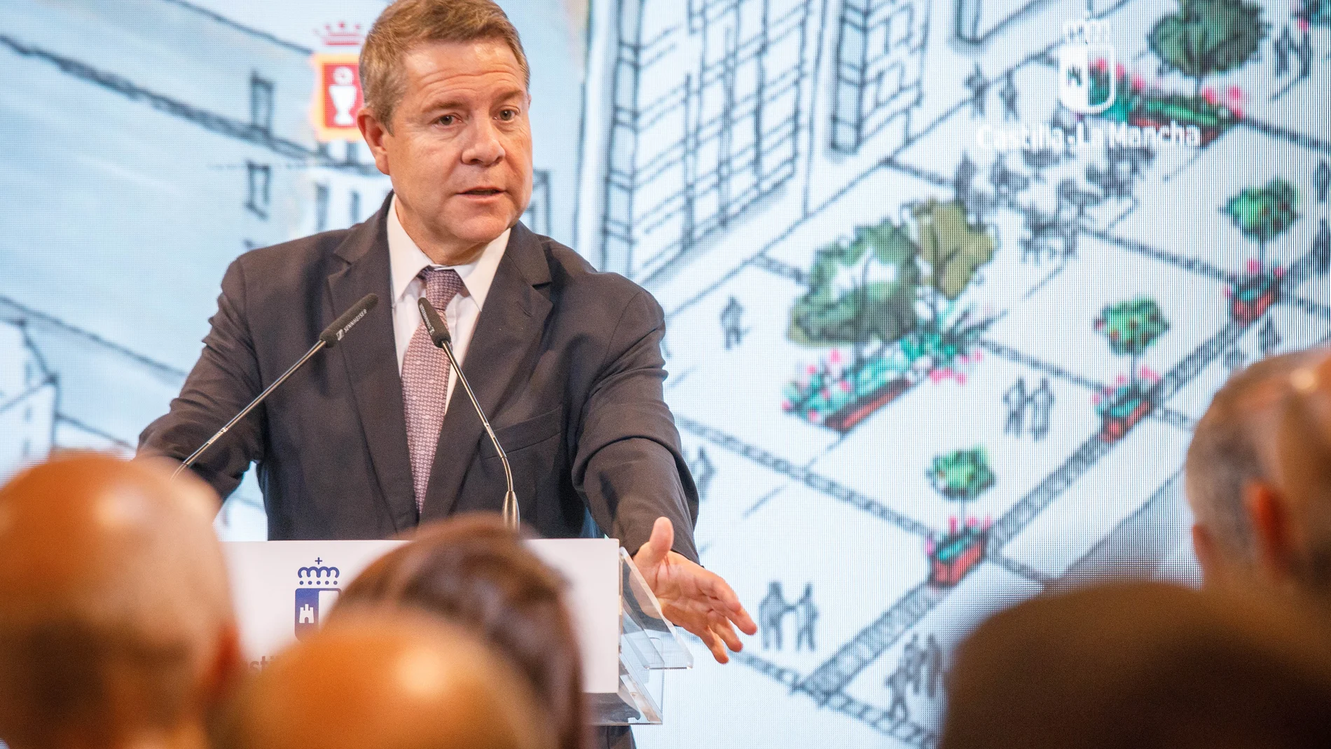 El jefe del Gobierno regional, Emiliano García-Page, presenta, en Cuenca, el proyecto para la reurbanización de la calle Carretería.