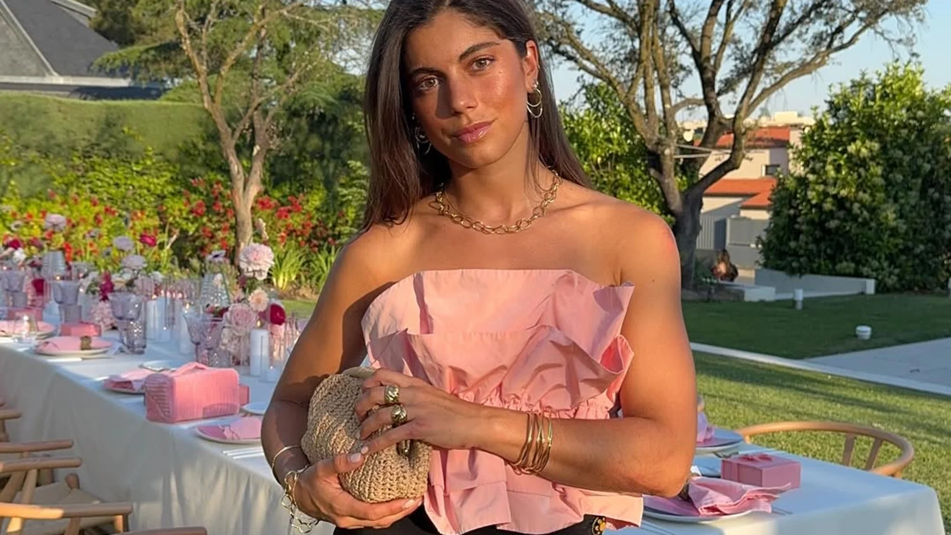 Influencer con bolso de verano.