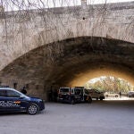 Control de la Policía bajo un puente del Jardín del Turia donde habitualmente duermen sintecho