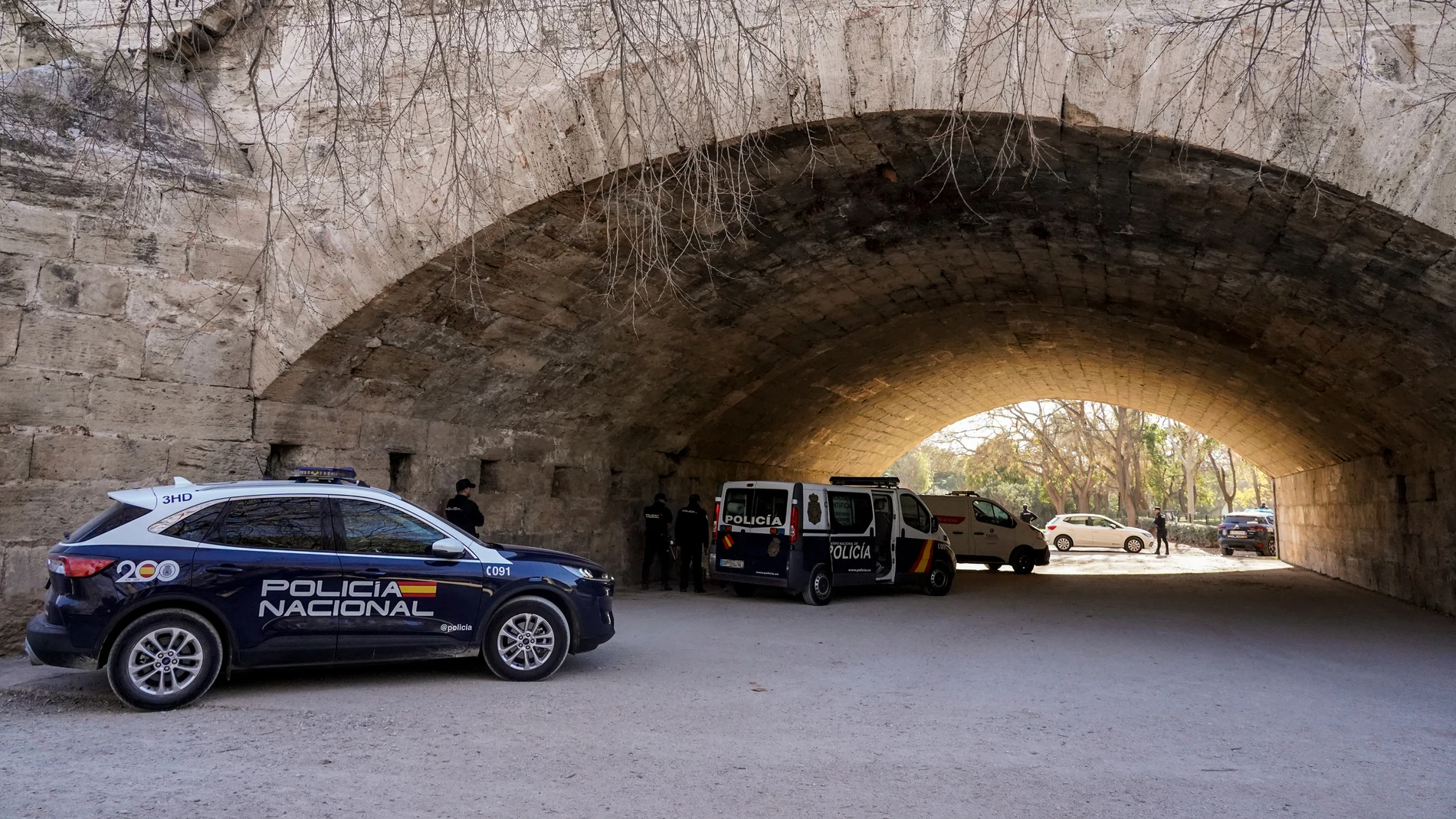 Control de la Policía bajo un puente del Jardín del Turia donde habitualmente duermen sintecho