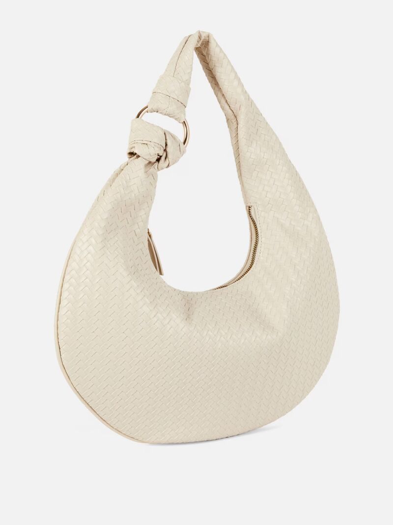 Bolso de hombro en piel sintética tejida.