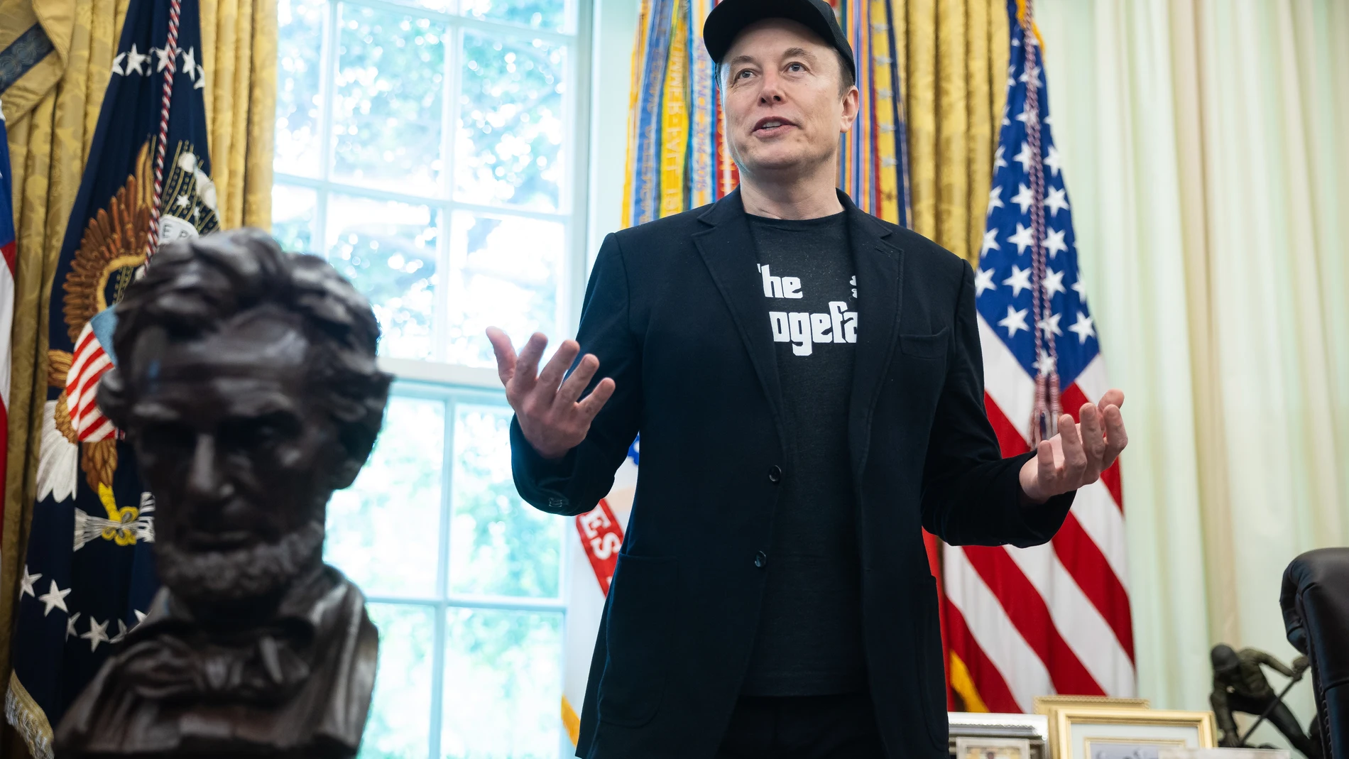 Washington (United States), 30/05/2025.- Elon Musk speaks during a press conference with US President Trump in the Oval Office at the White House in Washington, DC, USA, 30 May 2025. EFE/EPA/FRANCIS CHUNG / POOL