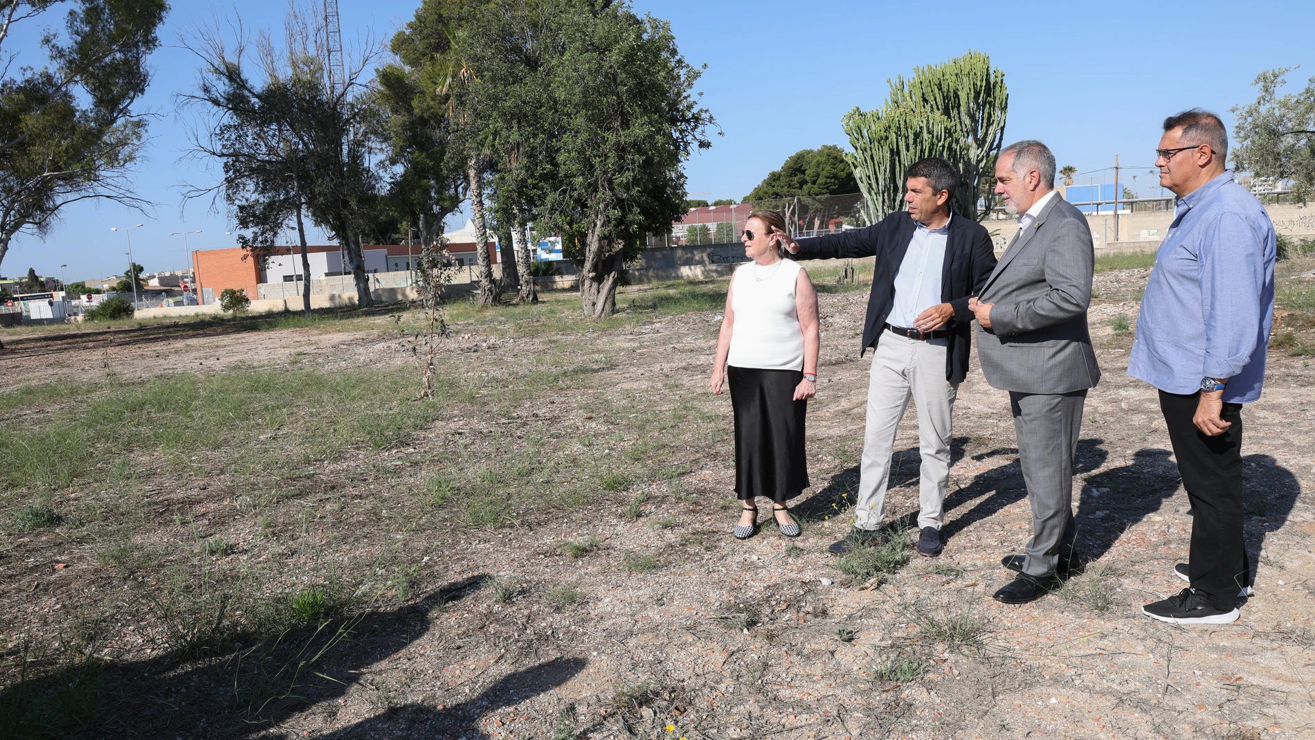 El presidente de la Generalitat, Carlos Mazón, ha visitado el pueblo San Juan de Alicante