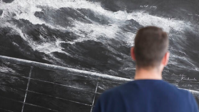 Un visitante frente a una de las pizarras de Tacita Dean ('The Wet Prayer', 2013), recuperada para la muestra colectiva de Nuno da Luz