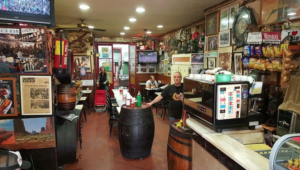 Imagen de Jordi, uno de los hermanos, en el interior del bar