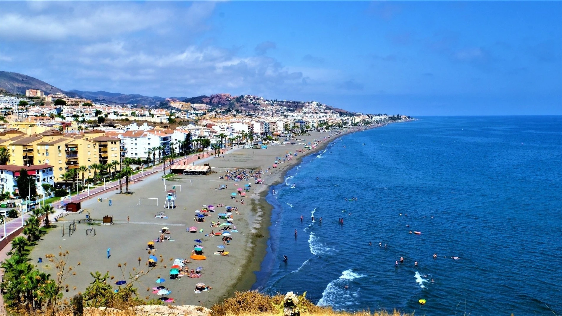 Vista aérea de las playas del municipio malagueño de Rincón de la Victoria. REMITIDA / HANDOUT por AYUNTAMIENTO DE RINCÓN DE LA VICTORIA Fotografía remitida a medios de comunicación exclusivamente para ilustrar la noticia a la que hace referencia la imagen, y citando la procedencia de la imagen en la firma 30/05/2025