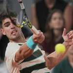 Alcaraz devuelve una pelota en su partido ante Dzumhur