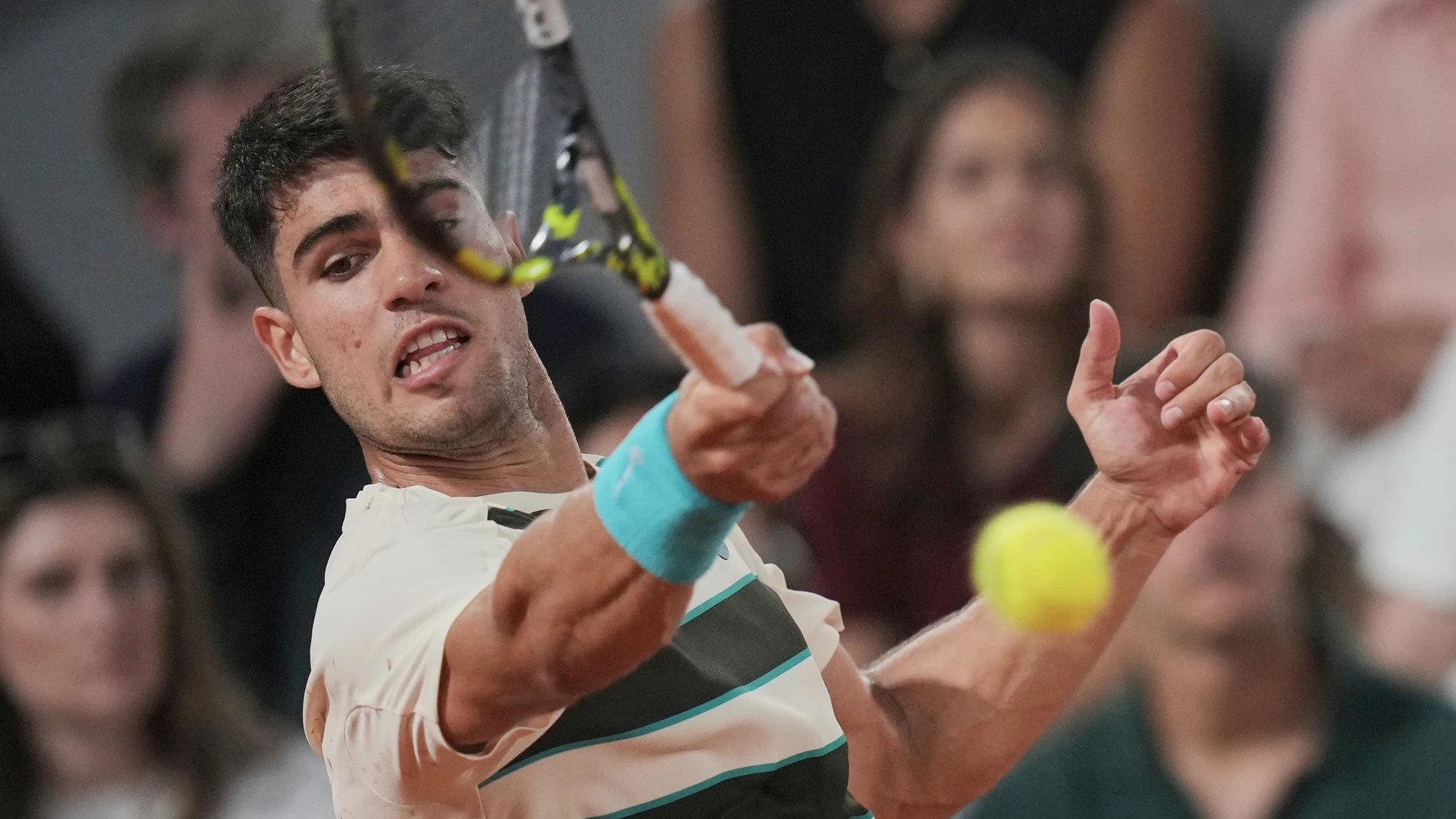 Spain's Carlos Alcaraz returns the ball to Bosnia and Herzegovina's Damir Dzumhur during their third round match at the French Open tennis tournament at the Roland-Garros stadium, Friday, May 30, 2025, in Paris. (AP Photo/Thibault Camus)