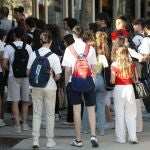 Estudiantes acceden a unas instalaciones académicas