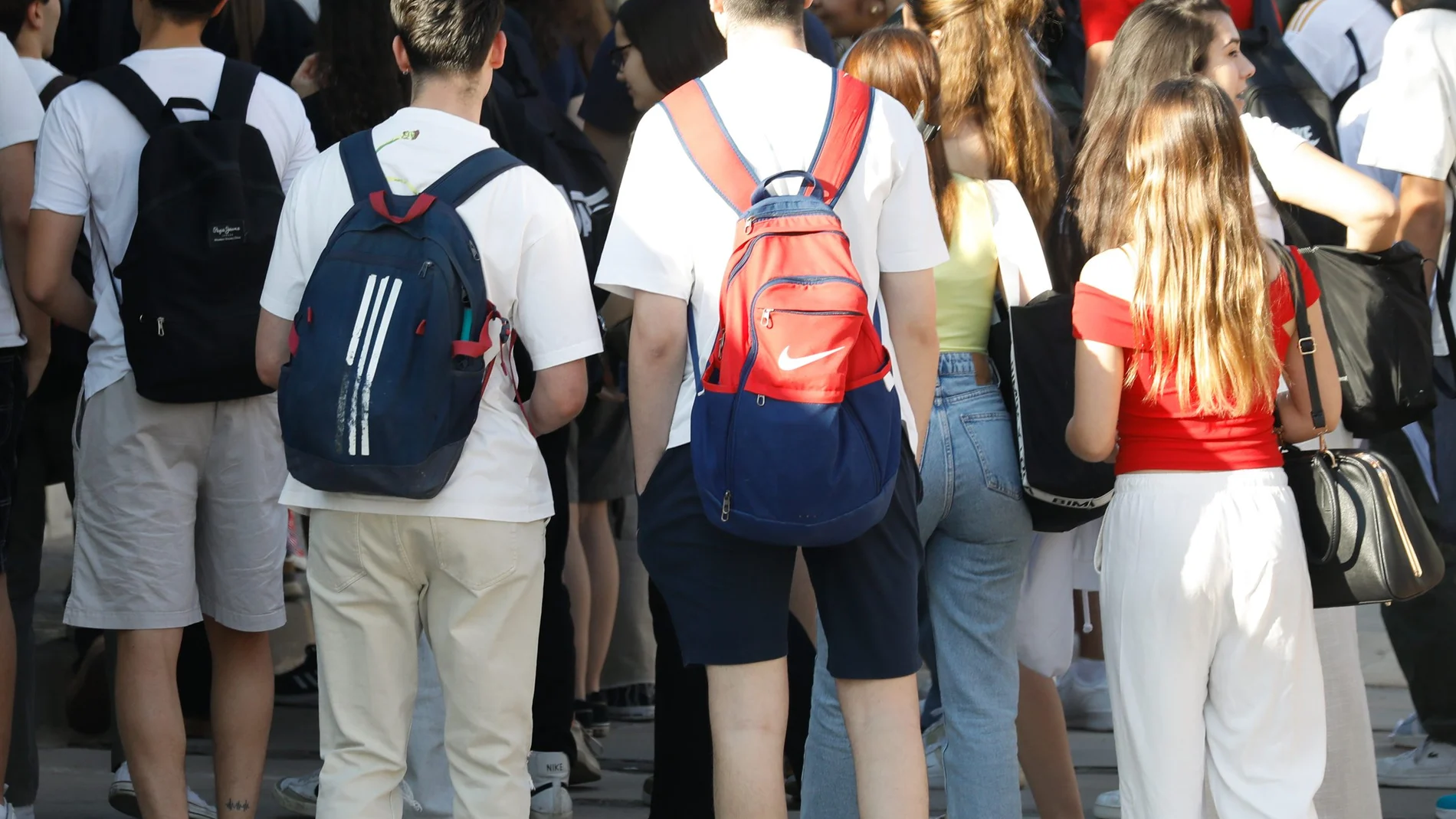 Estudiantes acceden a unas instalaciones académicas