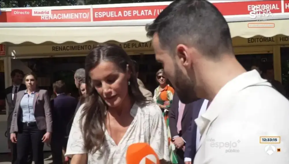 La Reina Letizia atendiendo al reportero de 'Espejo Público'