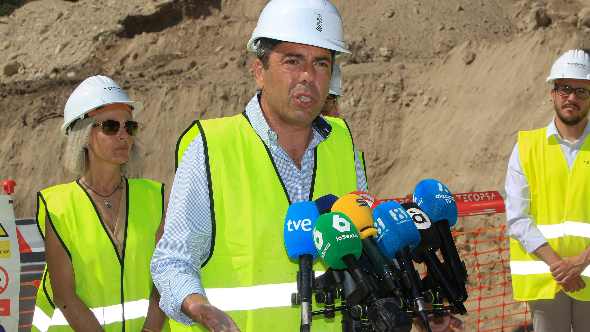 GRAFCVA7863. EL CAMPELLO (ALICANTE), 30/05/2025.- El president de la Generalitat, Carlos Mazón (dcha), vista las obras que se están realizando en la Estación Depuradora de Aguas Residuales de El Campello. EFE/Pep Morell