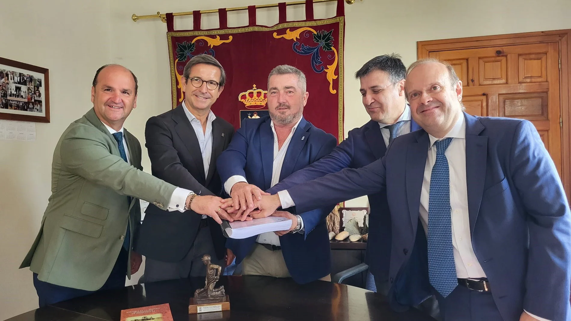 Representantes de la Consejería de Industria y el alcalde de Aznalcóllar celebran la reapertura de la mina