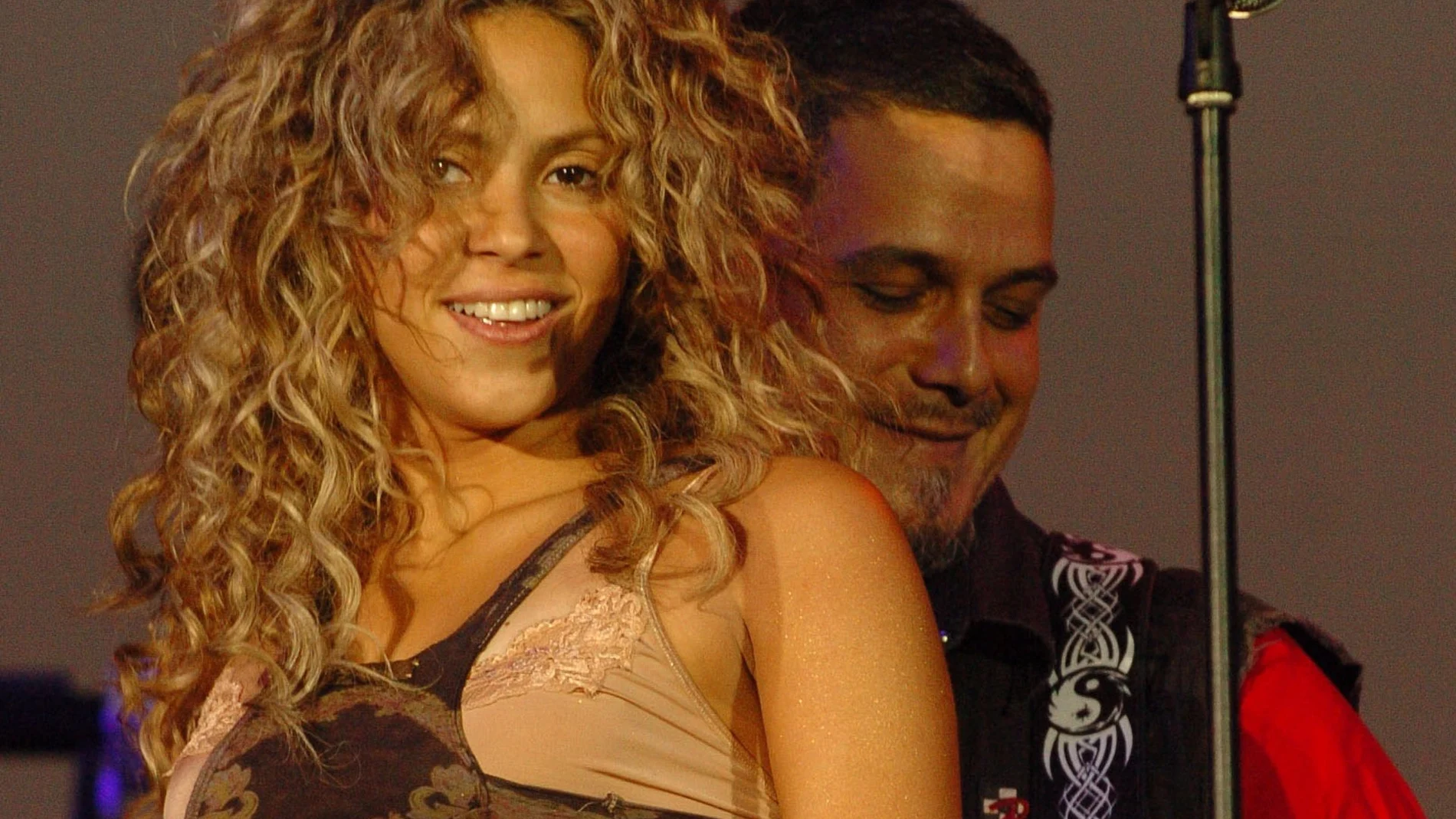 Alejandro Sanz y Shakira lanzan el video 'Bésame', una canción "espontánea" de un "reencuentro histórico"