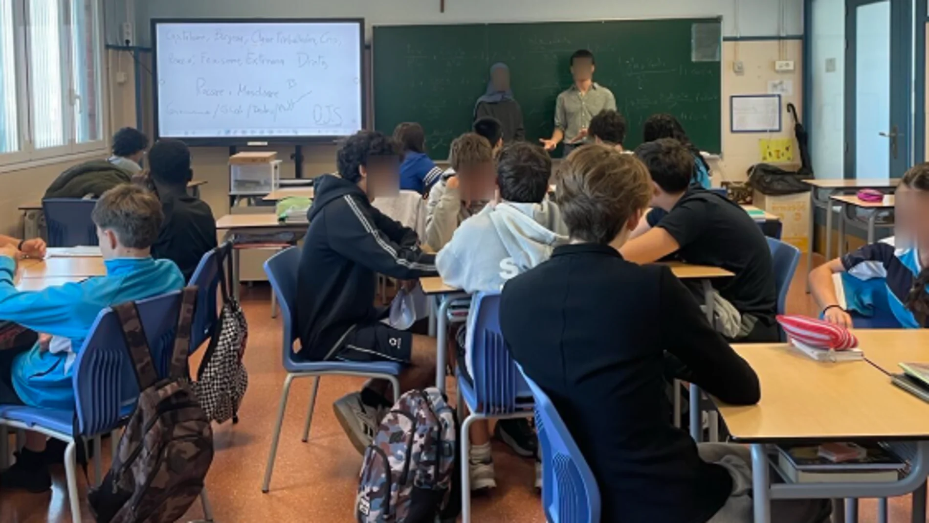Una plataforma prookupación da charlas en una escuela pública de Tarragona