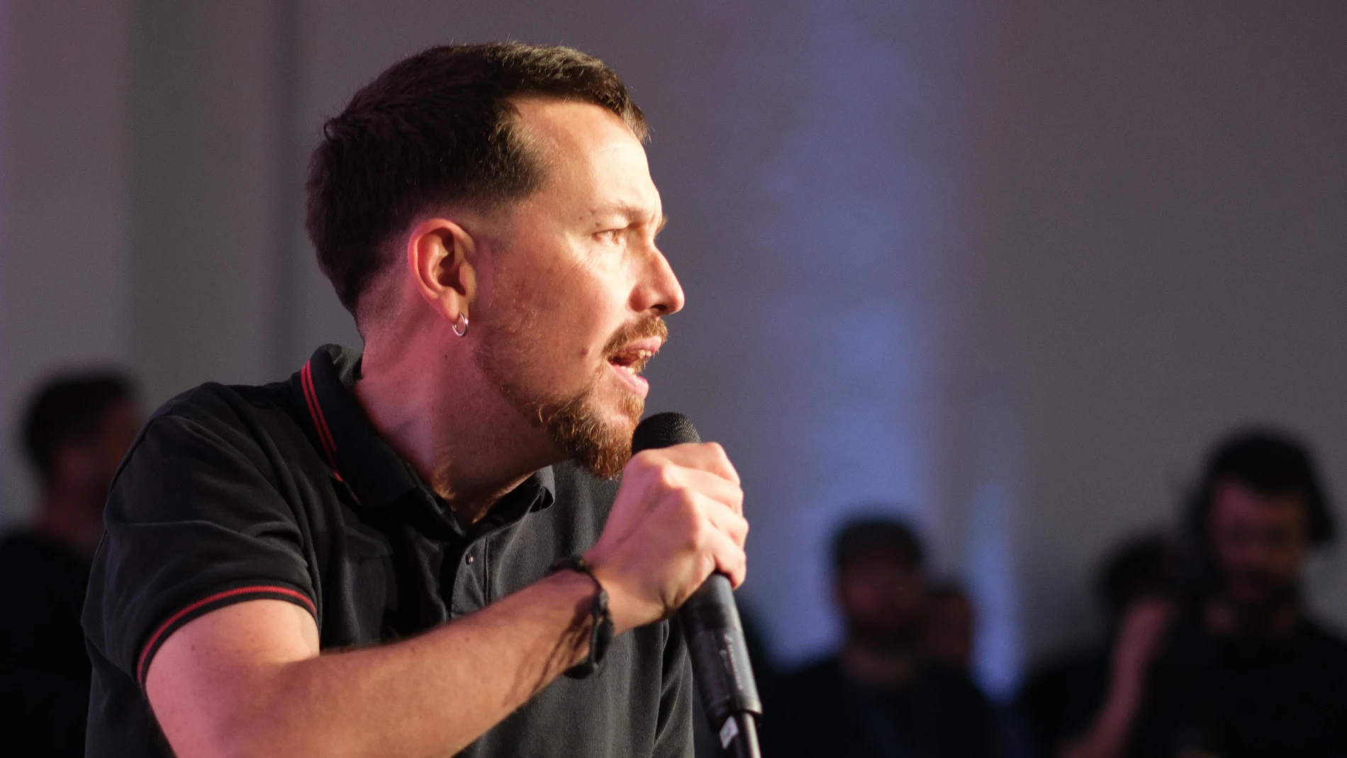 Pablo Iglesias luce un moderno degradado