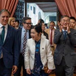 El rector de la Universidad de Salamanca, Juan Manuel Corchado, inaugura el Instituto Confucio junto al alcalde de Salamanca, Carlos García Carbayo; la rectora de la Universidad de Guizhou, Yang Wei; y el embajador de la República Popular China en España, Yao Jing