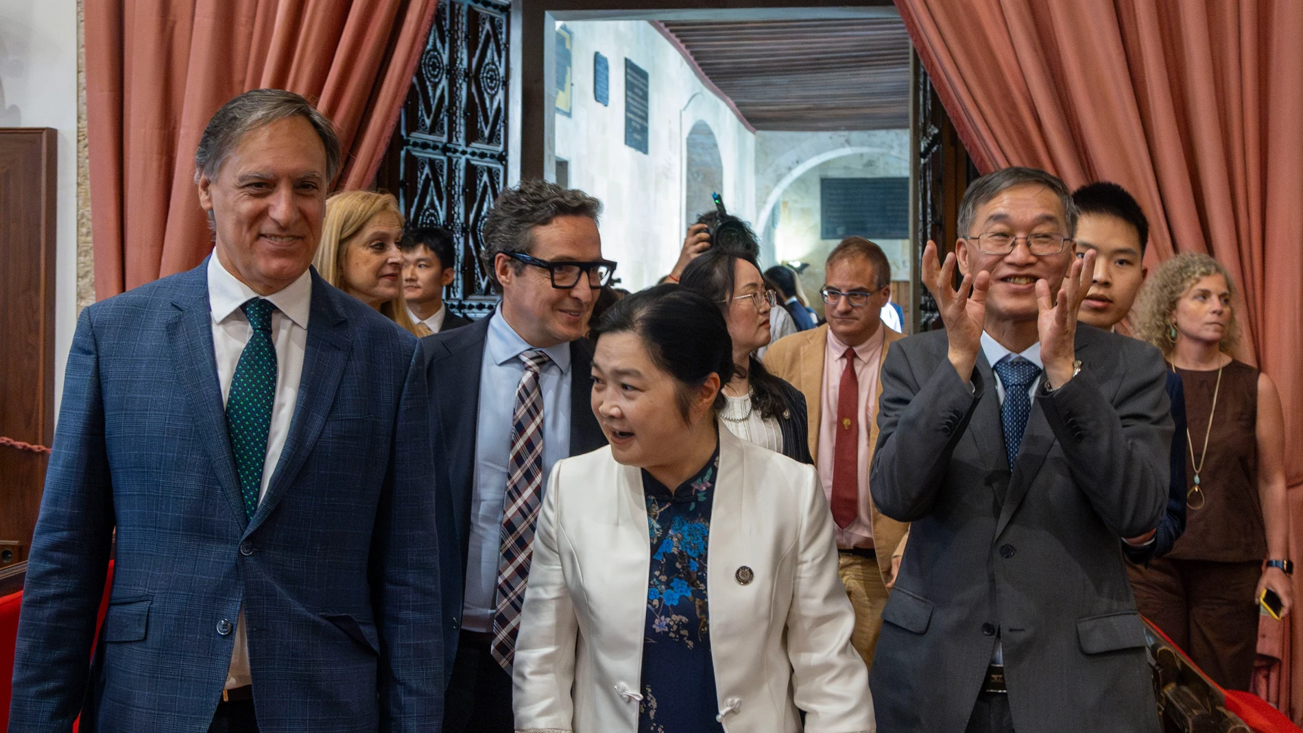 El rector de la Universidad de Salamanca, Juan Manuel Corchado, inaugura el Instituto Confucio junto al alcalde de Salamanca, Carlos García Carbayo; la rectora de la Universidad de Guizhou, Yang Wei; y el embajador de la República Popular China en España, Yao Jing
