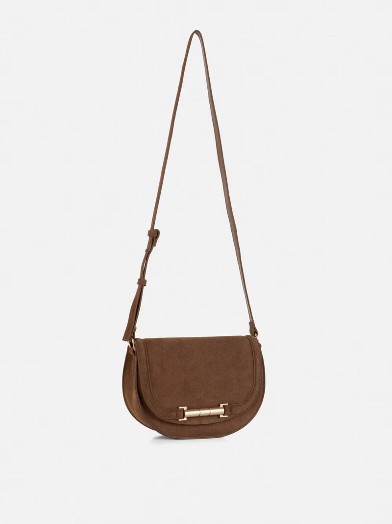 Bolso saddle de ante de The Edit.