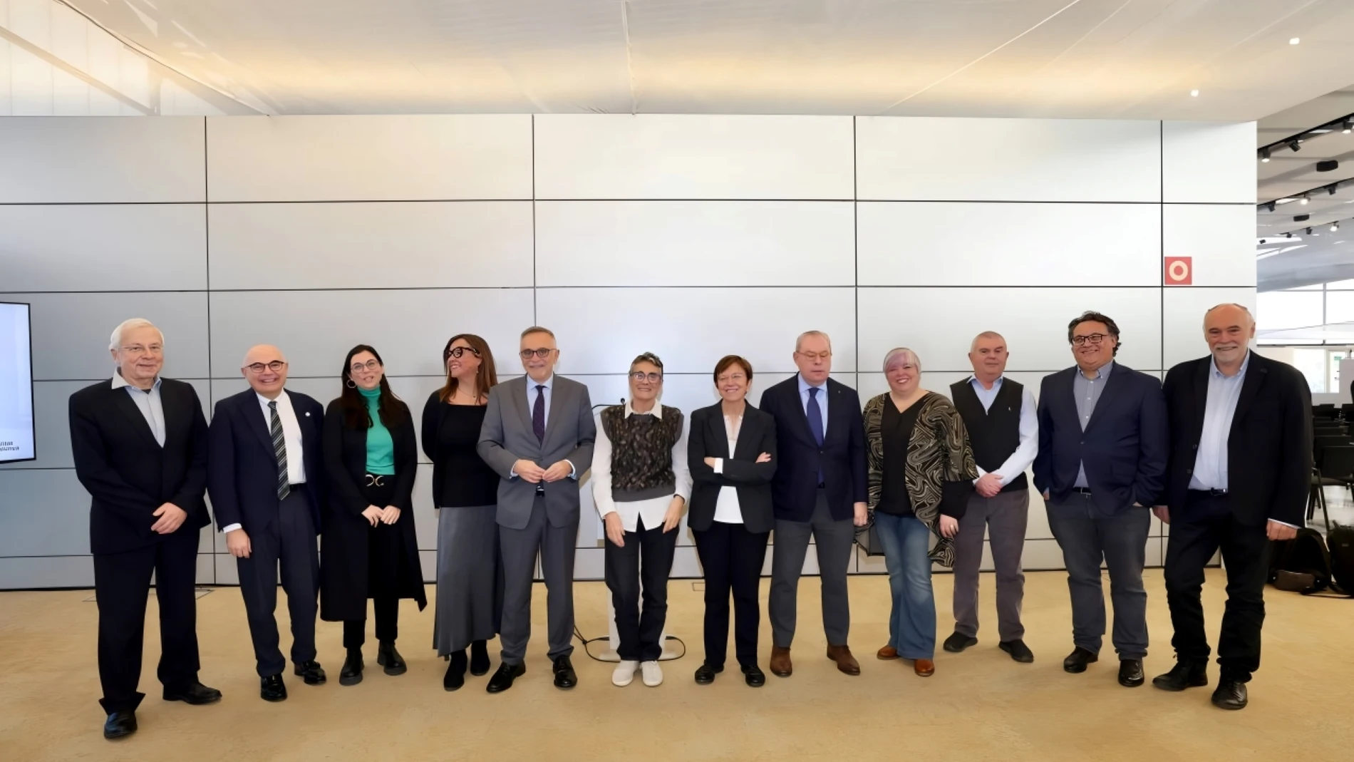 Josep Tabernero (segundo por la izquierda), con los miembros que forman el comité de expertos Cairos y la consejera de Salud de la Generalitat, Olga Pané (en el centro)