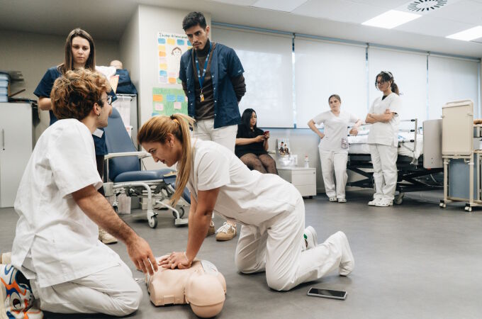 Alumnos de iFP en el hospital simulado en el aula