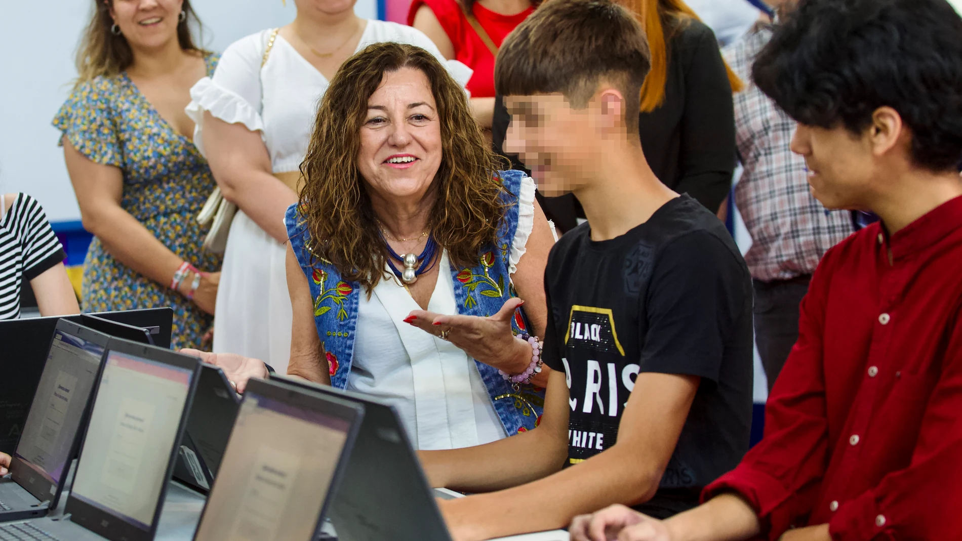 La consejera de Desarrollo Educativo y Formación Profesional de la Junta de Andalucía, Carmen Castillo, durante la visita al Instituto de Educación Secundaria Turóbiga en Aroche, a 30 de mayo de 2025 en Huelva (Andalucía, España). La consejera de Desarrollo Educativo y Formación Profesional, María del Carmen Castillo, ha visitado el Instituto de Educación Secundaria Turóbiga, donde ha entregado Aulas Digitales Interactivas. 30 MAYO 2025 Esther Lobato / Europa Press 30/05/2025