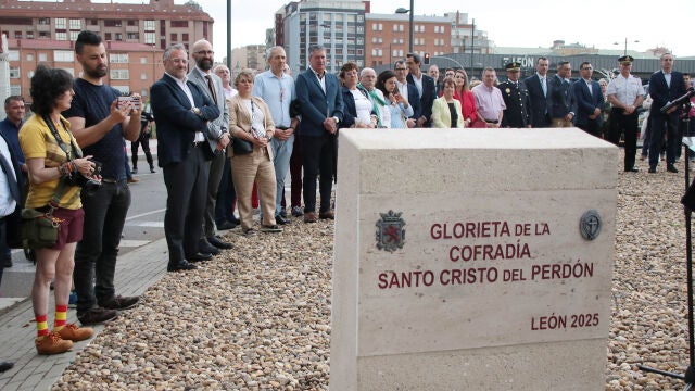 La Cofradía del Santo Cristo del Perdón de León da nombre a la rotonda del Palacio de Congresos