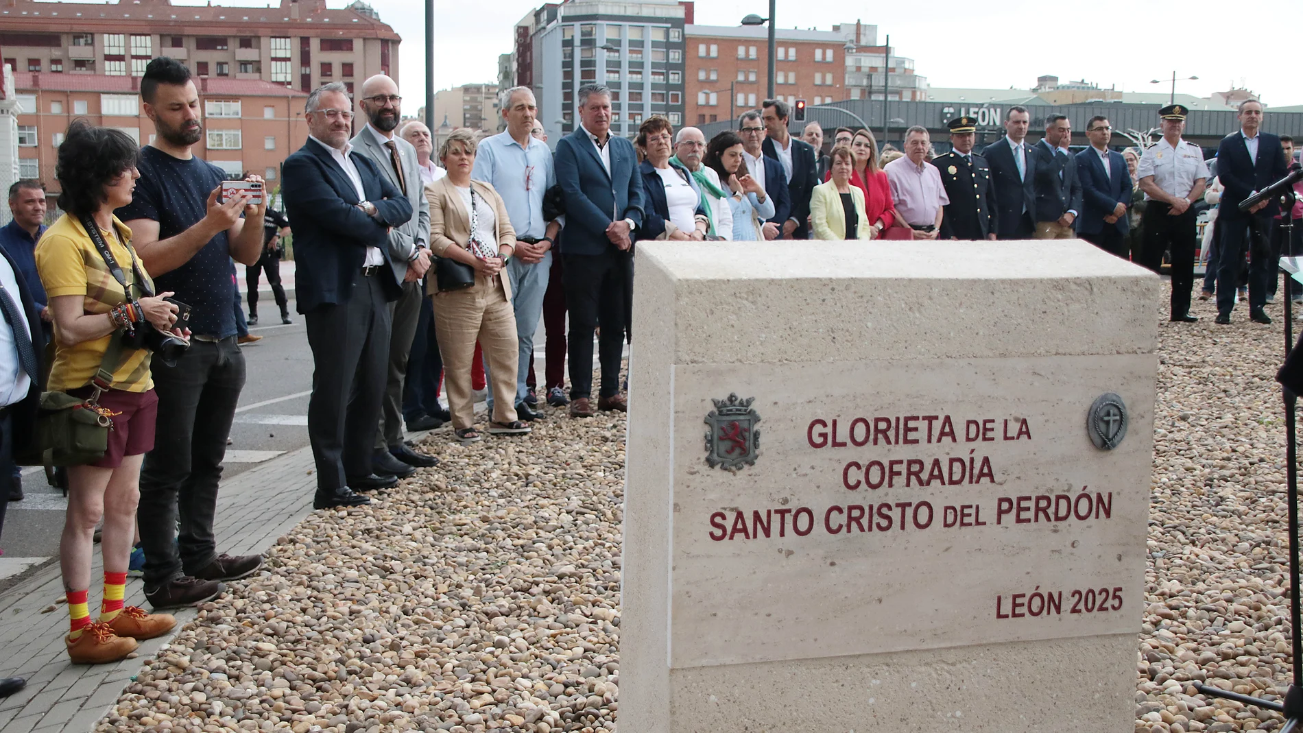 La Cofradía del Santo Cristo del Perdón de León da nombre a la rotonda del Palacio de Congresos