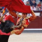El novillero Marco Pérez tras ser cogido durante una novillada con picadores, con reses de Fuente Ymbro y El Freixo, este viernes en la Monumental de Las Ventas, en Madrid.
