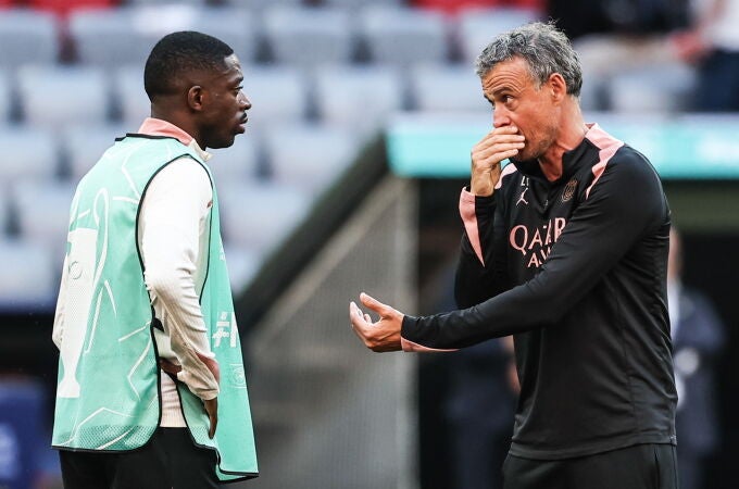 Ousmane Dembélé habla con Luis Enrique en la previa de la final de la Champions