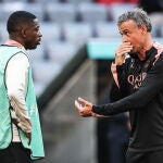 Ousmane Dembélé habla con Luis Enrique en la previa de la final de la Champions