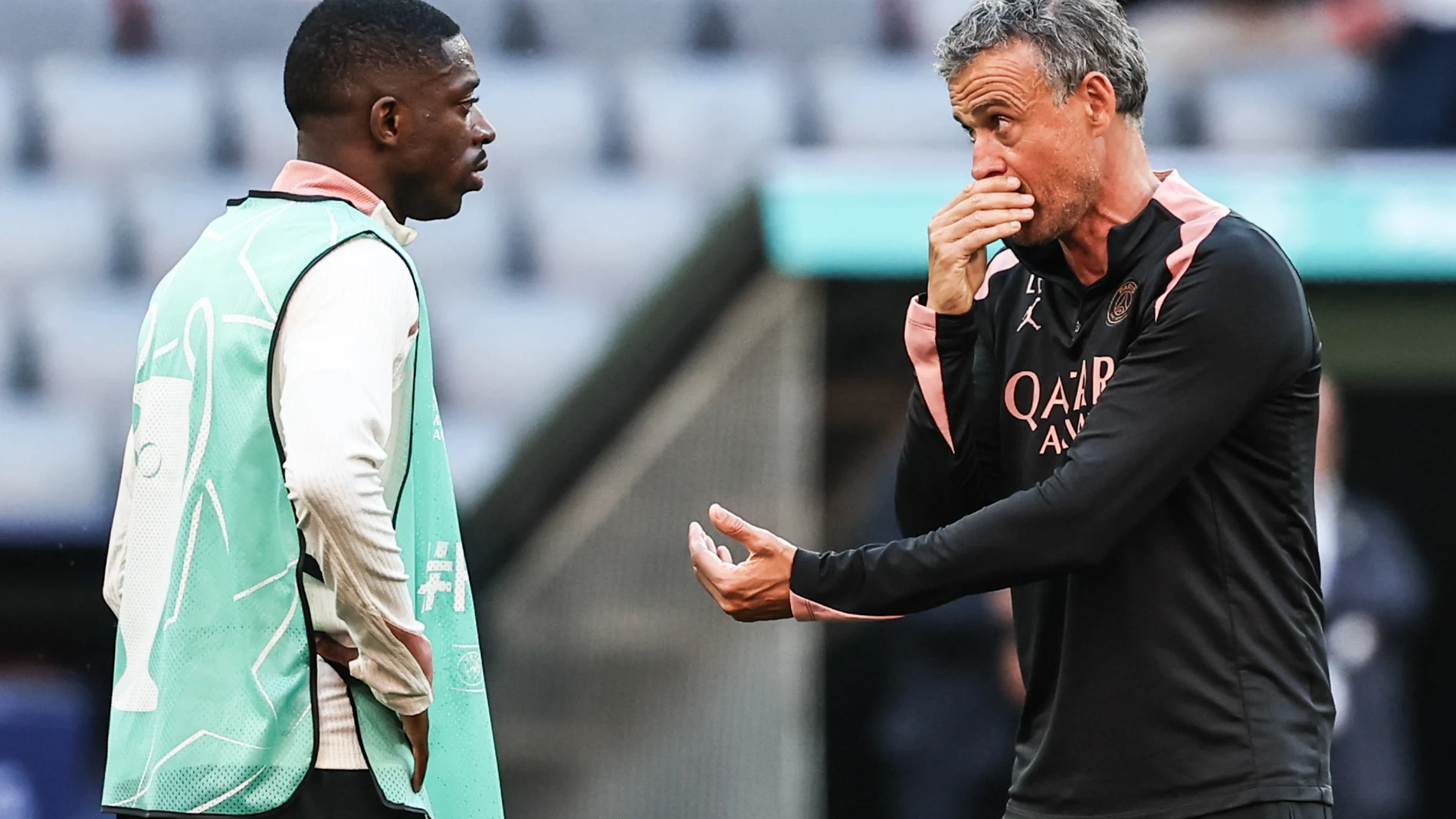 Munich (Germany), 30/05/2025.- Paris Saint Germain's head coach Luis Enrique (R) talks to Ousmane Dembele of Paris Saint Germain during the training session of Paris Saint Germain for the UEFA Champions League final in Munich, Germany, 30 May 2025. Munich will host the 24/25 UEFA Champions League final between Paris Saint-Germain and FC Inter on 31 May 2025. (Liga de Campeones, Alemania) EFE/EPA/Filip Singer
