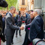  El rey Felipe VI saluda a su llegada a la Basílica de las Angustias de Granada, patrona de la ciudad, que ha visitado para renovar su nombramiento como Hermano Mayor