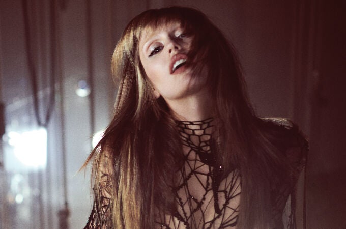 Miley Cyrus experimenta musical y estéticamente en su nuevo álbum, 'Something Beautiful'