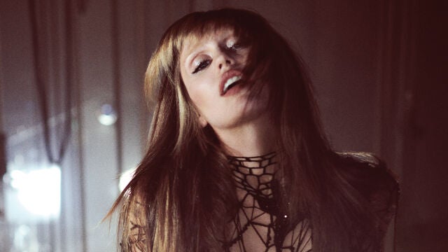 Miley Cyrus experimenta musical y estéticamente en su nuevo álbum, 'Something Beautiful'