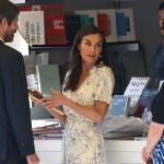 El look de la Reina Letizia para inaugurar la Feria del Libro de Madrid.