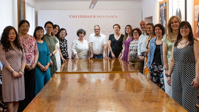 Raúl Sánchez Prieto, vicerrector de Relaciones Internacionales, con los miembros del proyecto 'FAITH' en el Rectorado de la Universidad de Salamanca